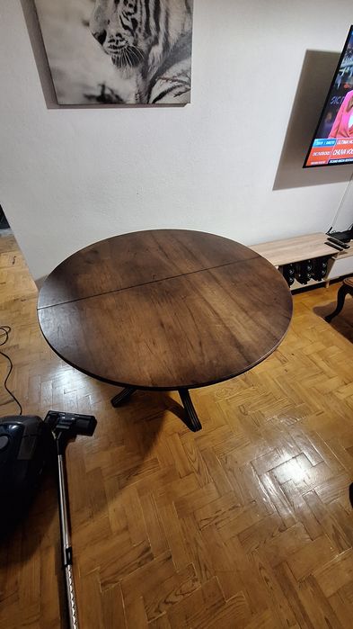 Mesa redonda em madeira