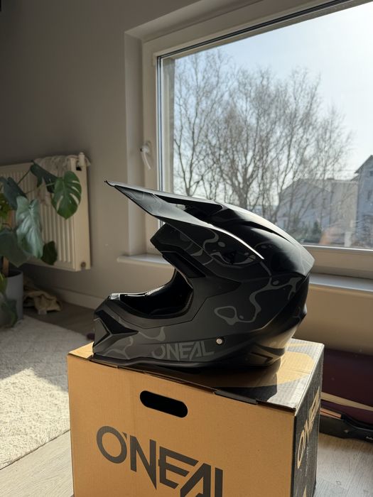 czarny kask ochronny