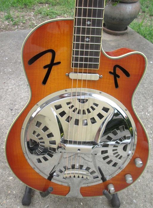 Guitarra eletroacústica Fender FR-50CE Resonator com estojo