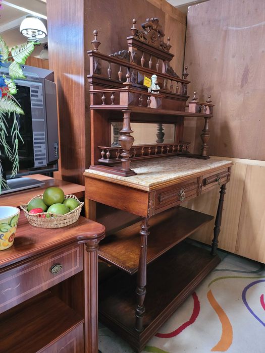 Móvel antigo em madeira maciça com tampo em pedra - Muito bom est