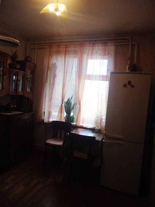 ПРОДАМ великогабаритну 2 кімнатну квартиру  сталинка в закритому дворі район Центрального рінку
