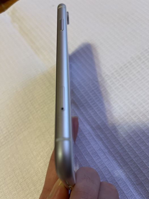 Продам iPhone XR в хорошому стані.