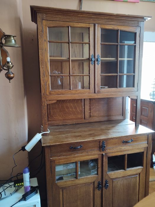 Kredens ciemny średni