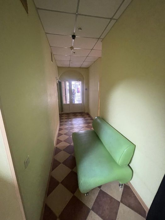 Продаж приміщення на вул. Чарівна - 75,5 кв.м., під салон/офіс