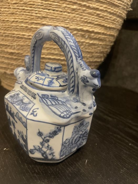 Bule Chinês Hexagonal Azul e Branco – Pega em Arco (Vintage)