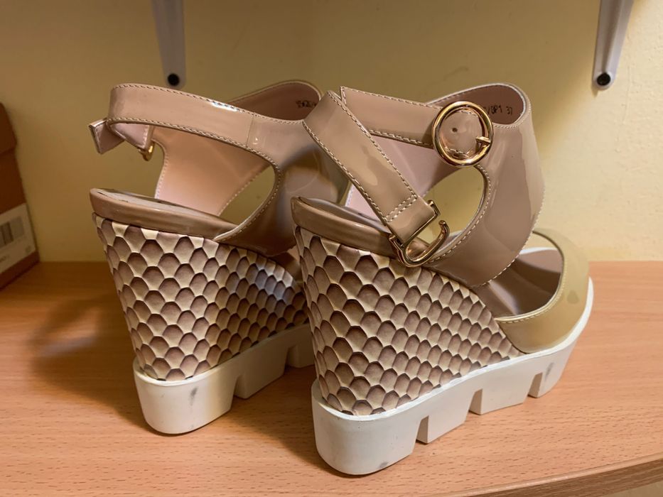 Босоножки на танкеткн