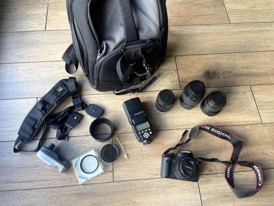 Canon EOS 700D + 4 obiektywy + lampa błyskowa + statyw + plecak – kompletny zestaw fotograficzny