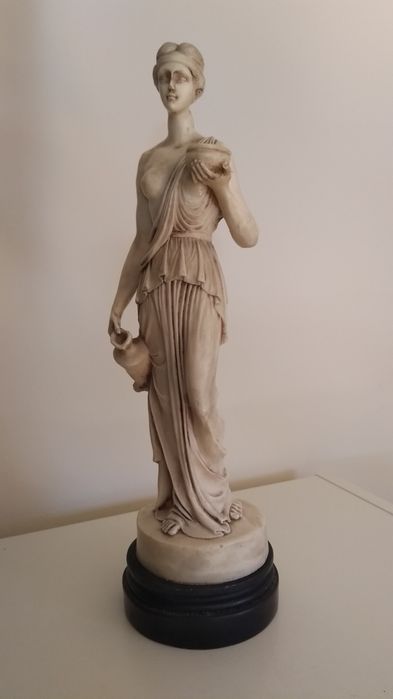 Estátua de mulher romana