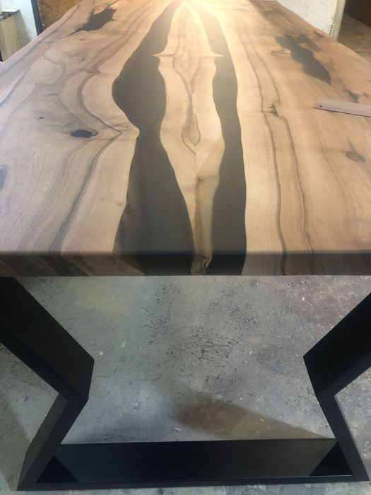 Стіл з епоксидної смоли. Меблі під замовлення.