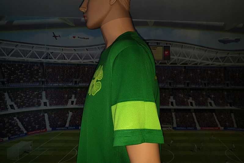 The Celtic F.C. Nike DriFit 2010-11 training shirt/pre-match size: M