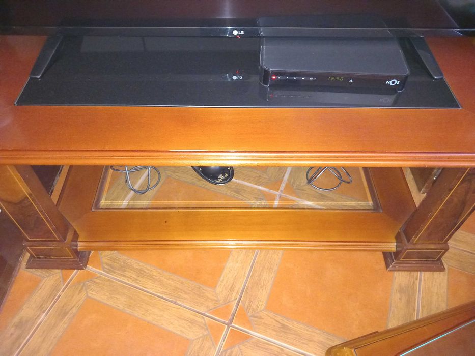 Mesa de vidro e madeira