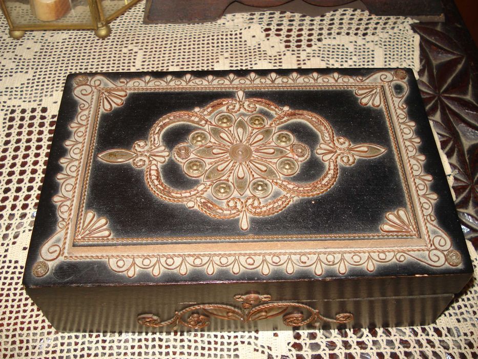 Caixa preta com incrustaçoes douradas