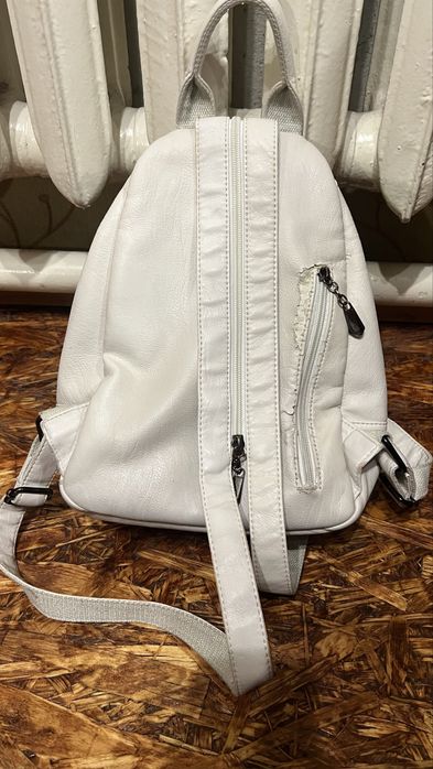 Жіночій рюкзак білий (шкірозамінник)