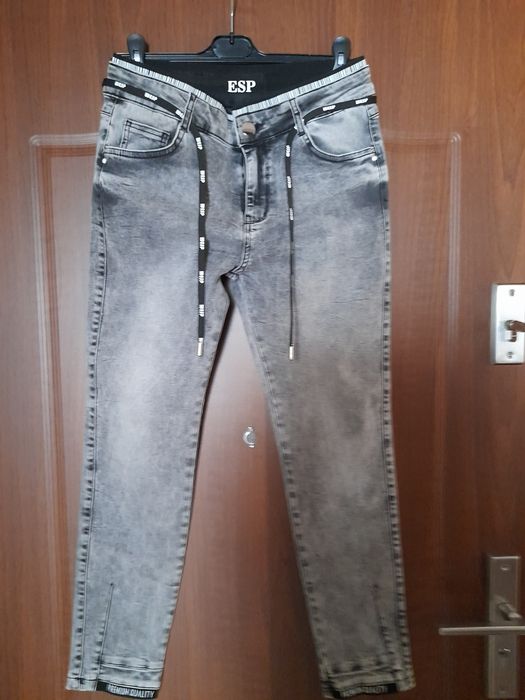 Damskie szare spodnie jeans