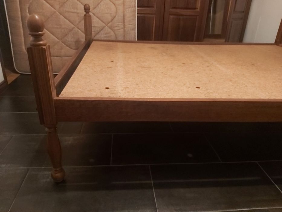 Cama antiga de madeira