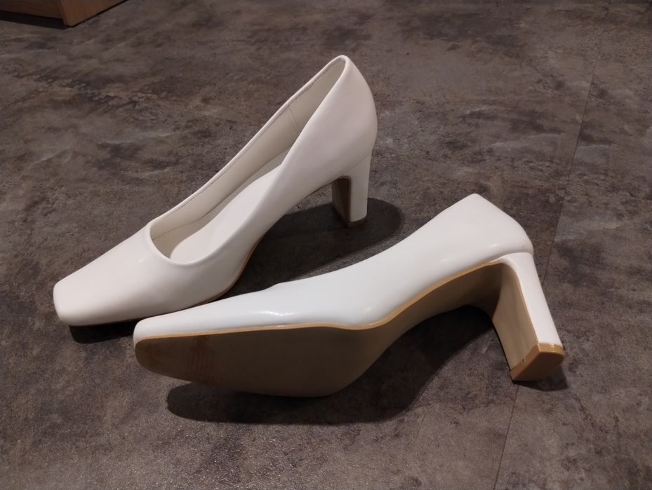 Białe, ślubne buty na obcasie r. 38