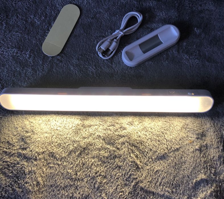 Акумуляторний LED світильник (лампа) на магнітному кріпленні.