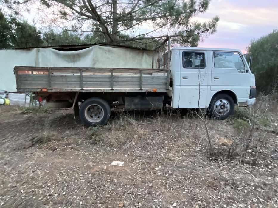 Duas Nissan de 3 e 7 lugares