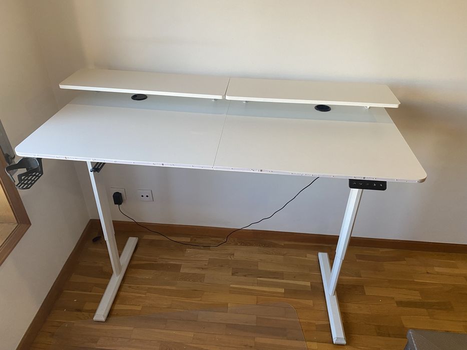 Secretária elétrica + cadeira gamer – 160€ (conjunto)