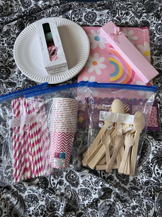 Akcesoria na przyjęcia obrus talerzyki kubeczki