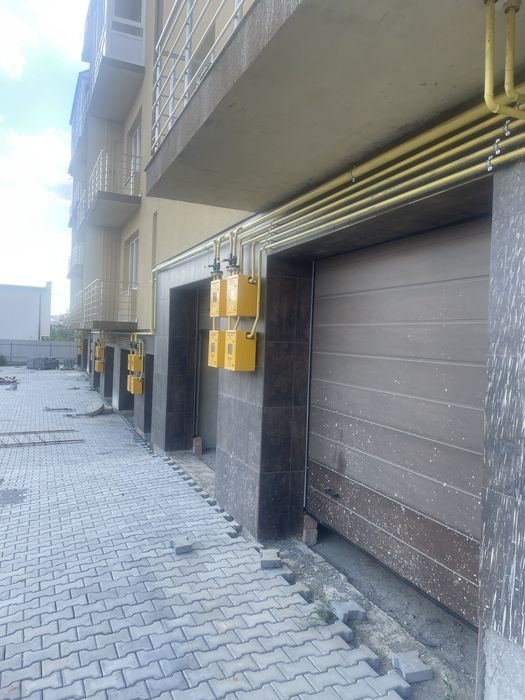 Продам гараж в житловому будинку високий під грузове авто