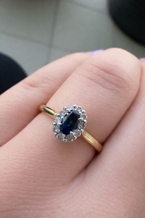 Złoty pierścionek z szafirem i diamentami