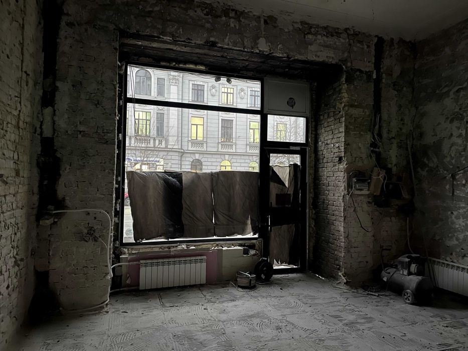 продам Саксаганского 58 нежилое помещение фасад 1-я линия