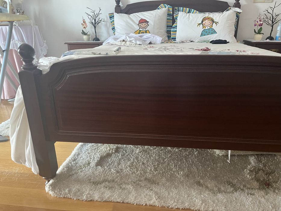 Cama e mesas de cabeceira