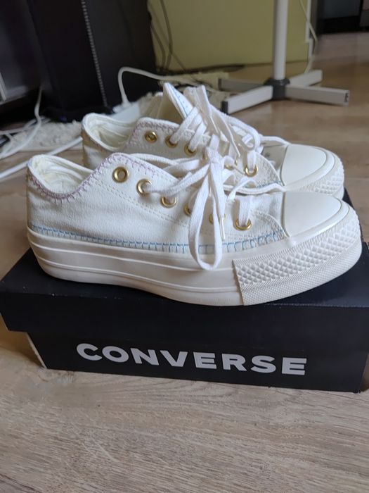 Białe converse na podeszwie all star chuck taylor ox lift