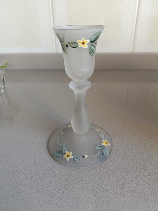Castiçal de vidro fosco com flores pintadas