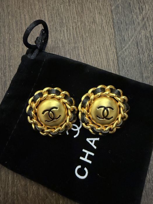 Серьги Chanel.