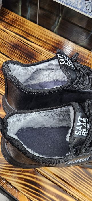 Кросівки зимові.