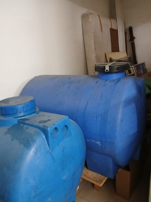 Depósitos azuis de 500 e 300 litros