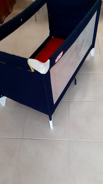 Cama de viagem de criança. Em muito bom estado.  Entrego zona de Lisboa