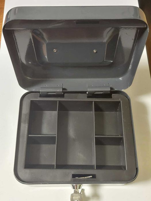 Mała metalowa skrytka na pieniądze z zamkiem na klucz