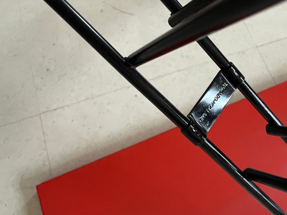 Estante metálica em preto da Tomaso