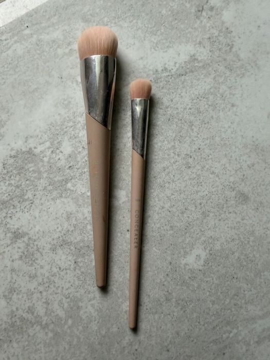 Zestaw pędzli Fenty Beauty by Rihanna  120 + Korektor 180