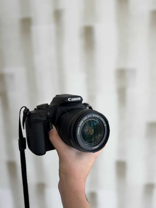 Canon EOS 2000D.