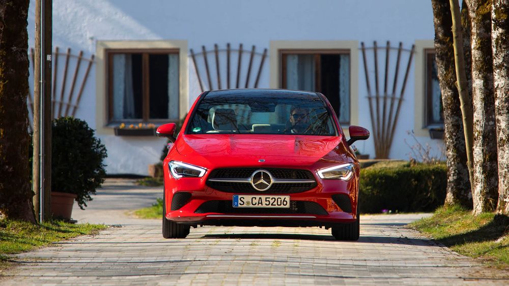 Mercedes CLA Coupe czerwony od przodu