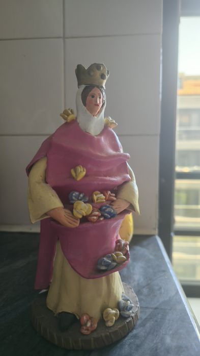 Rainha Santa Isabel em barro figurativo de Estremoz, assinada M. Luísa.