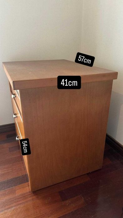 quarto em madeira cerejeira — cama + estante alta + mesa de cabeceira