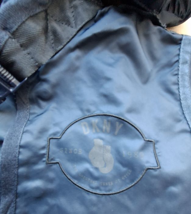 Impermeável com carapuço da DKNY