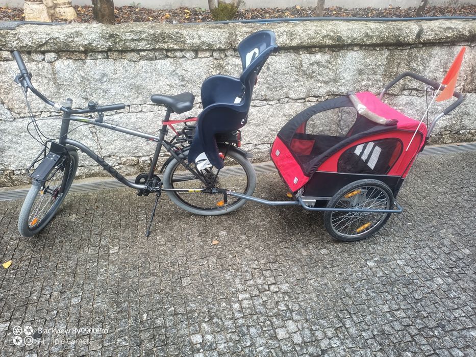 Bicicleta passeio com reboque de passeio