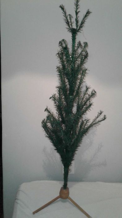 Choinka sztuczna świąteczna zielona oraz stojak.