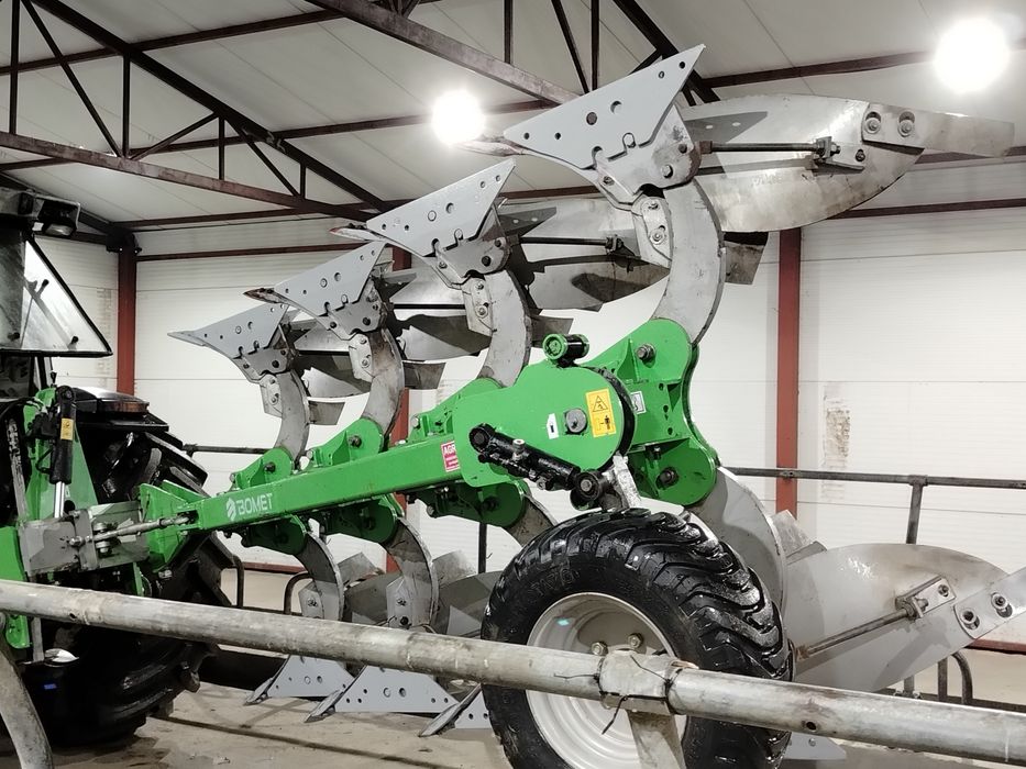 Pług 4 skibowy obrotowy