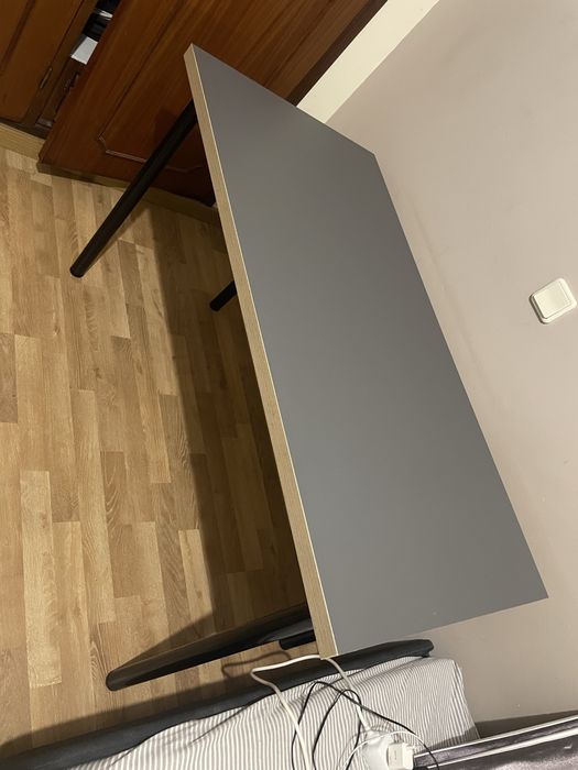 Vende-se mesa secretária, cinz/efeito madeira preto 120x60  e Cadeira giratória, Vissle cinz esc, médio.