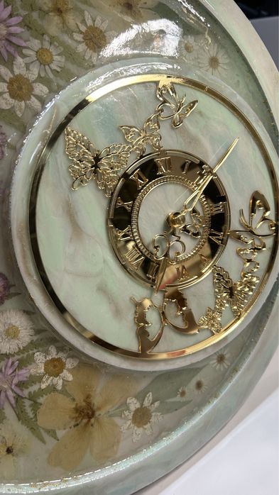 Настеные часы из смолы с сухоцветами