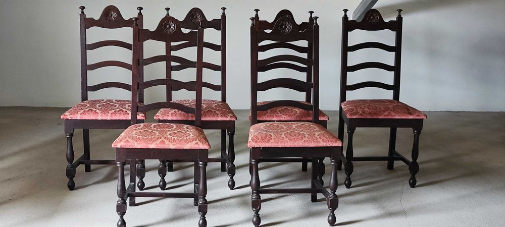 Mesa de sala de jantar com seis cadeiras