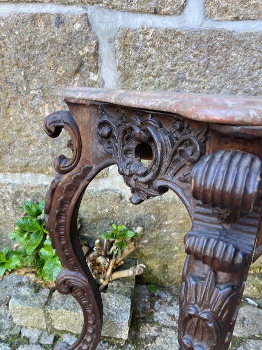 Credência antiga com tampo mármore rosa