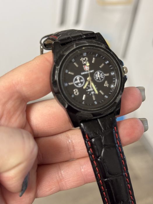 Часи Swiss Army  б/у, ремінь замінений на шкіру.